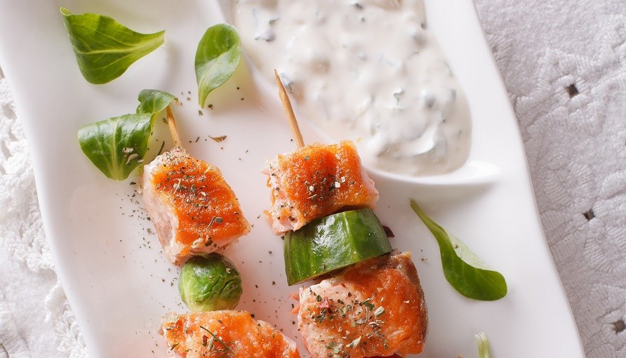 Laksespyd med grntsager p en tallerken med sovs.