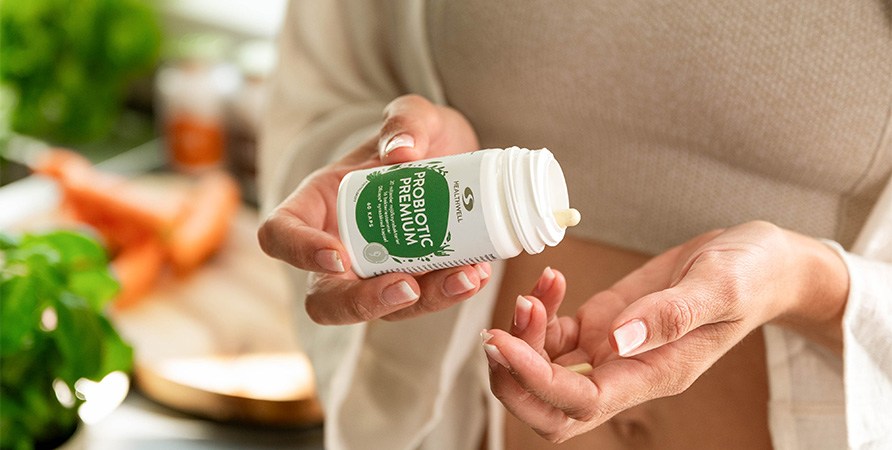 En kvinde hælder Probiotic Premium ud i sine hænder.