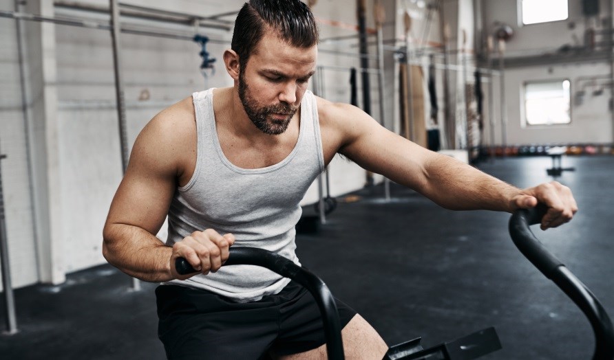 En mand trner i trningscenter.