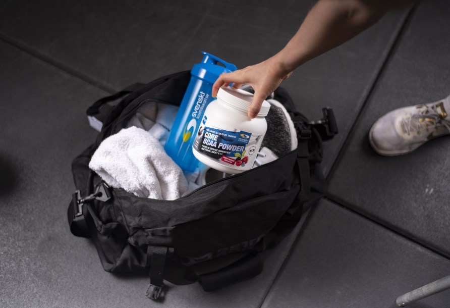 Trningstaske med hndklde, sko, shake og en dse BCAA.