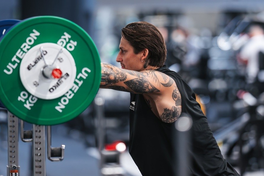 En mand gr sig klar til at udfre trningsvelsen squat.