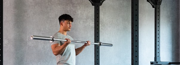 Bicepscurl med stang (barbell curls)
