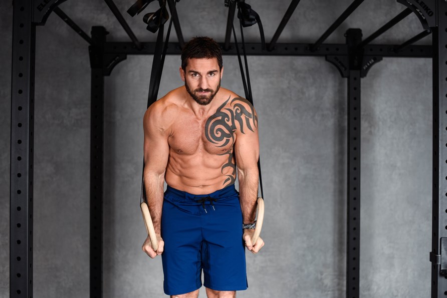 Peter Blha trner med ringe i fitnesscenteret