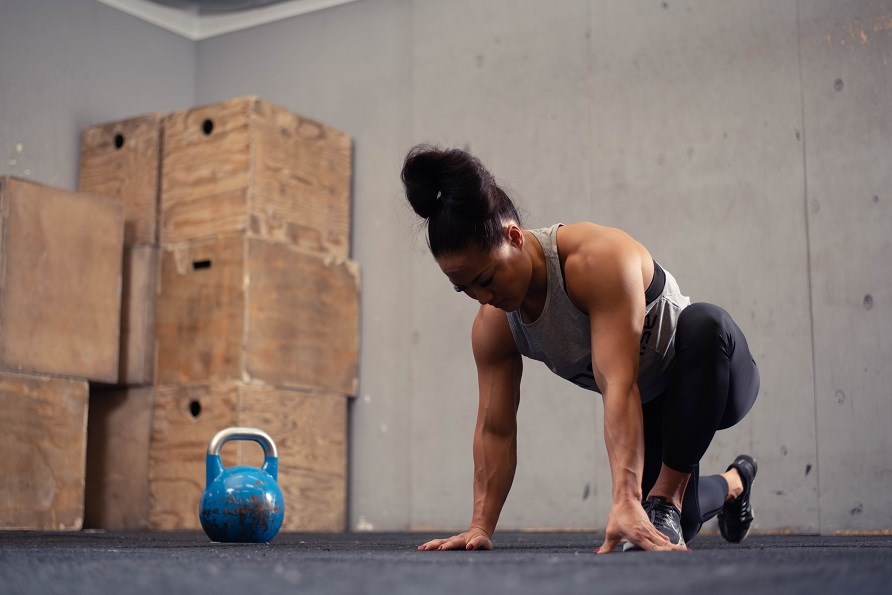 Kvinde der strkker inde i et trningscenter.