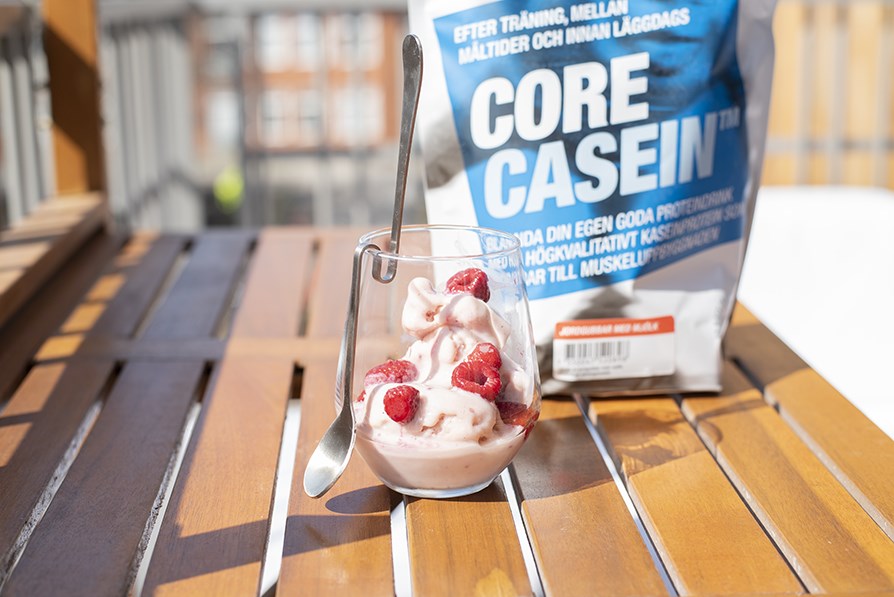 Glass gjord p Core Casein med jorgubssmak, toppat med frska br