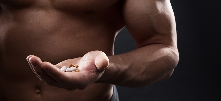 En mand str med kosttilskud i hnden.