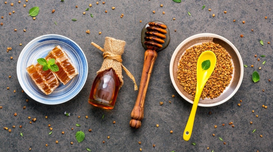Flere forskellige biprodukter ligger på et bord ved siden af hinanden. Flere forskellige biprodukter ligger på et bord ved siden af hinanden.