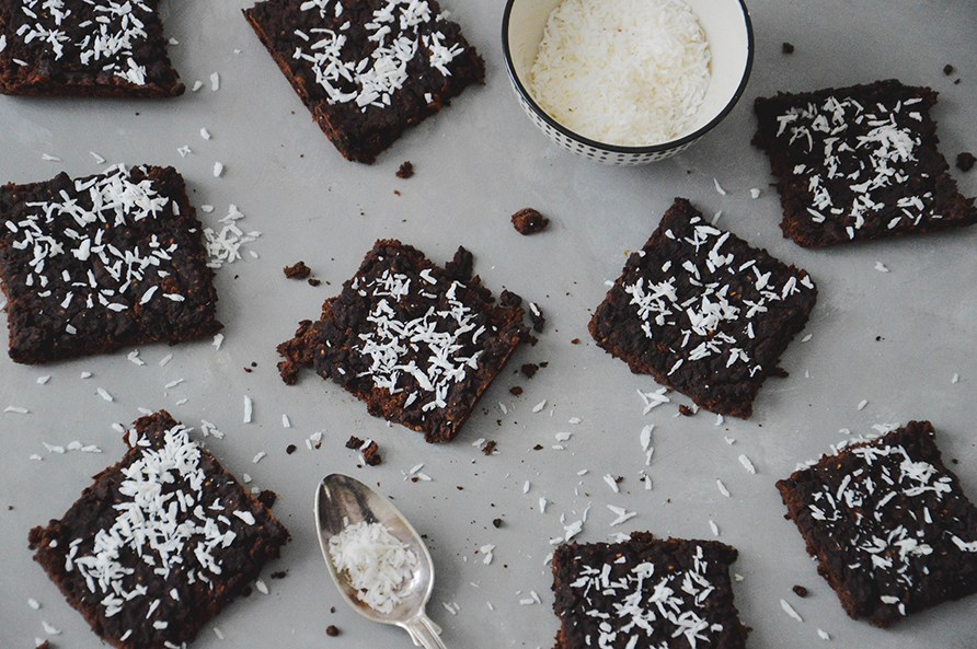 Nybagte brownies toppet med kokos.