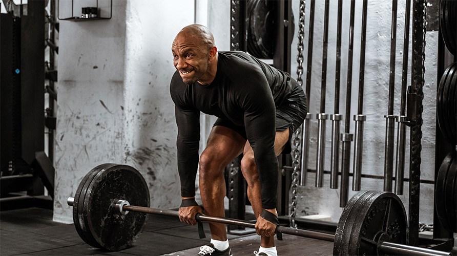 En mand i et tr�ningsmilj� laver et d�dl�ft.