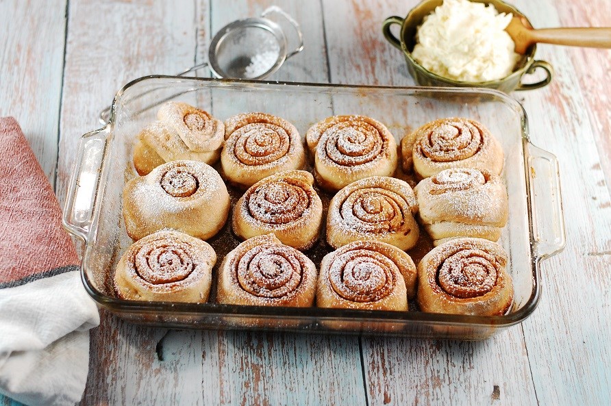 Snegle med proteinfyld ligger i et ildfastfad p et bord, klar til servering.