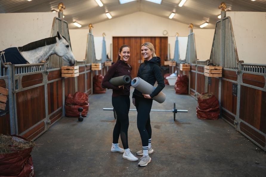 Rasmine og Cathrine Laudrup Dufour st�r i en stald og holder hver deres tr�ningm�tte.