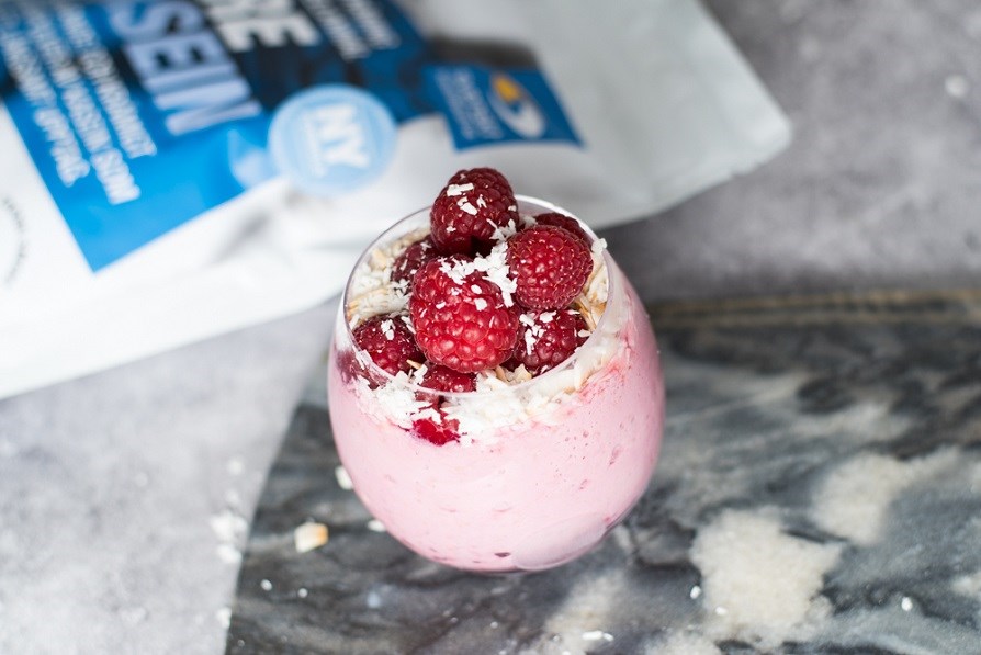 Lav din kasein til en god mousse eller budding, bland med en mindre andel væske. Billede af et glas med Core Casein jordbær i.