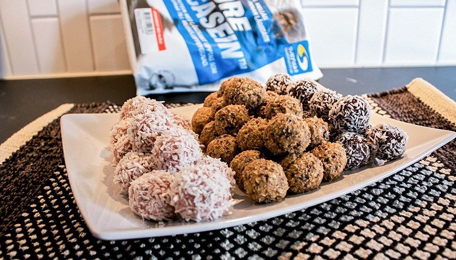 Frdiglavet chokoladekugler ligger p et fad klar til at blive spist.