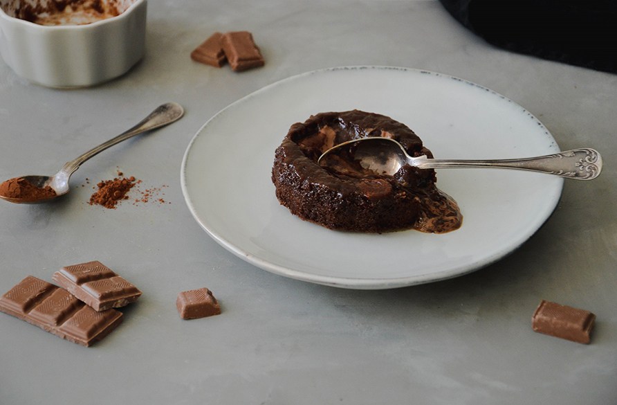 Chokoladebombe p en hvid tallerken.