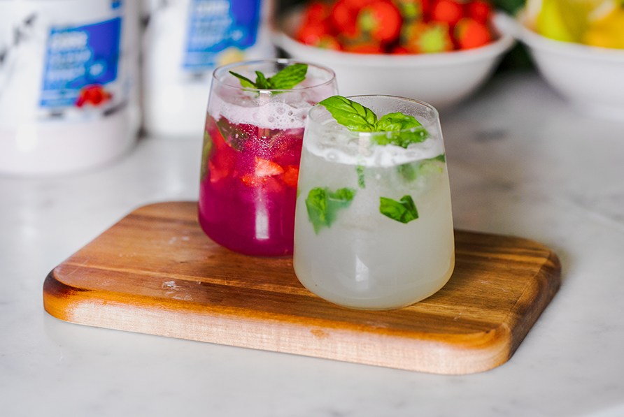 To Core Clear Whey mocktails p en bakke, dekoreret med mynteblade.