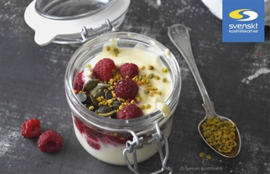 Kvark med topping i et glas, klar til at spises.