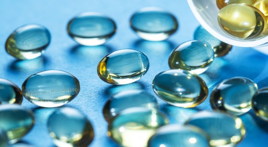 Fiskeoliekapsler ligger spredt ud på et bord. Fiskeoliekapsler ligger spredt ud på et bord.