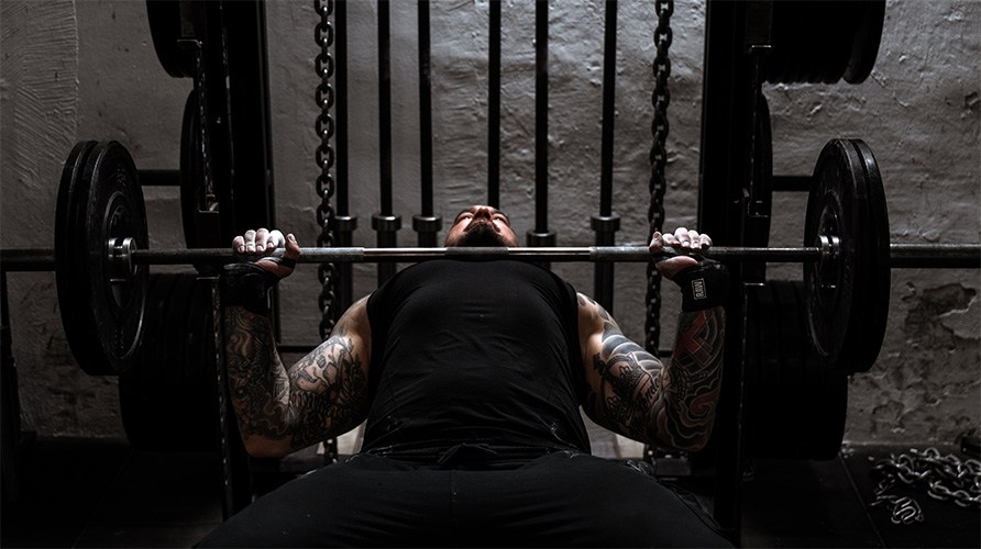 En mand udf�rer �velsen b�nkpres.