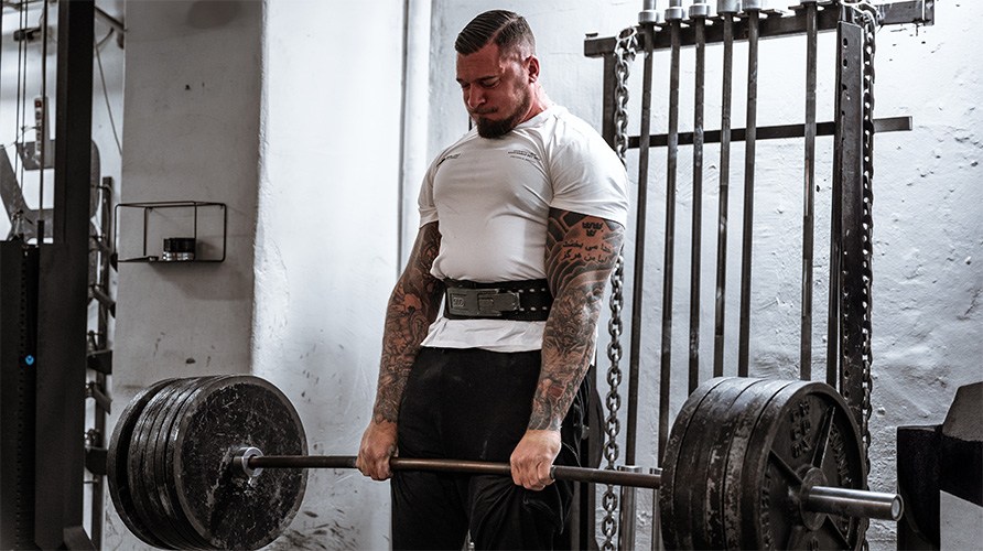 En mand udf�rer �velsen d�dl�ft.