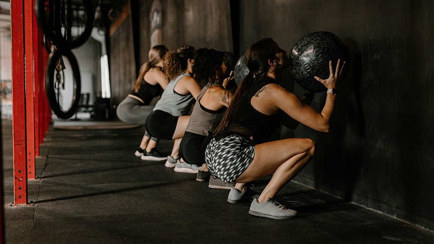 Nogle kvinder der udfører wall balls. Nogle kvinder der udfører wall balls.