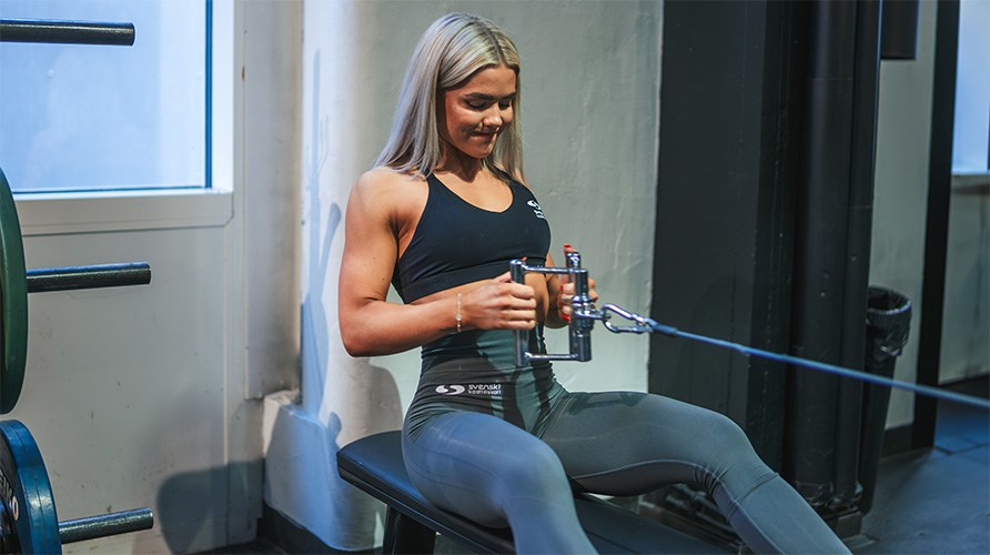 Fiddelie udfrer roing i kabelmaskine.