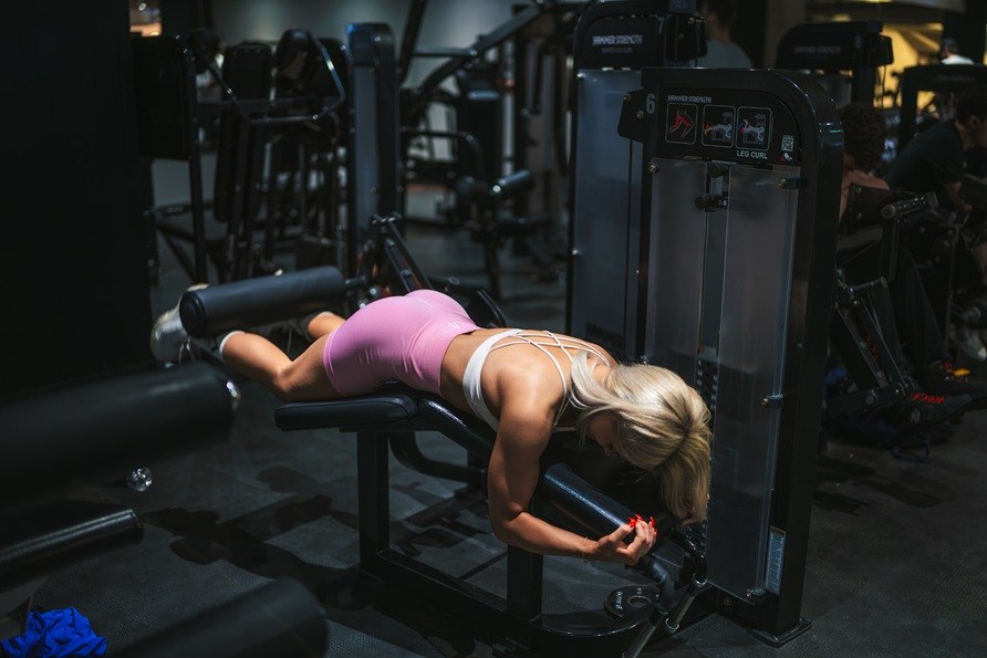 Kvinde udfrer velsen liggende lrcurl.