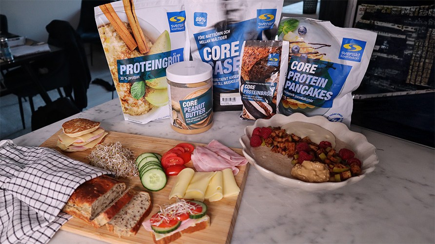 Nybagt br�d, pandekager og p�l�g p� et sk�rebr�t.