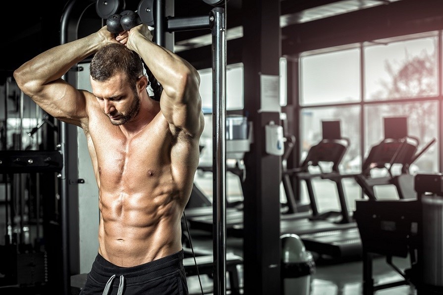 Mand der trner i fitnesscenter.