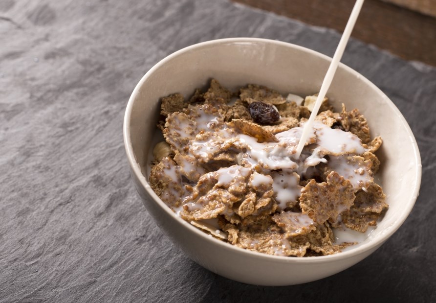 En sk�l med havreflager og m�lk.