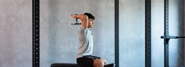 Siddende tricepscurl (seated french press)