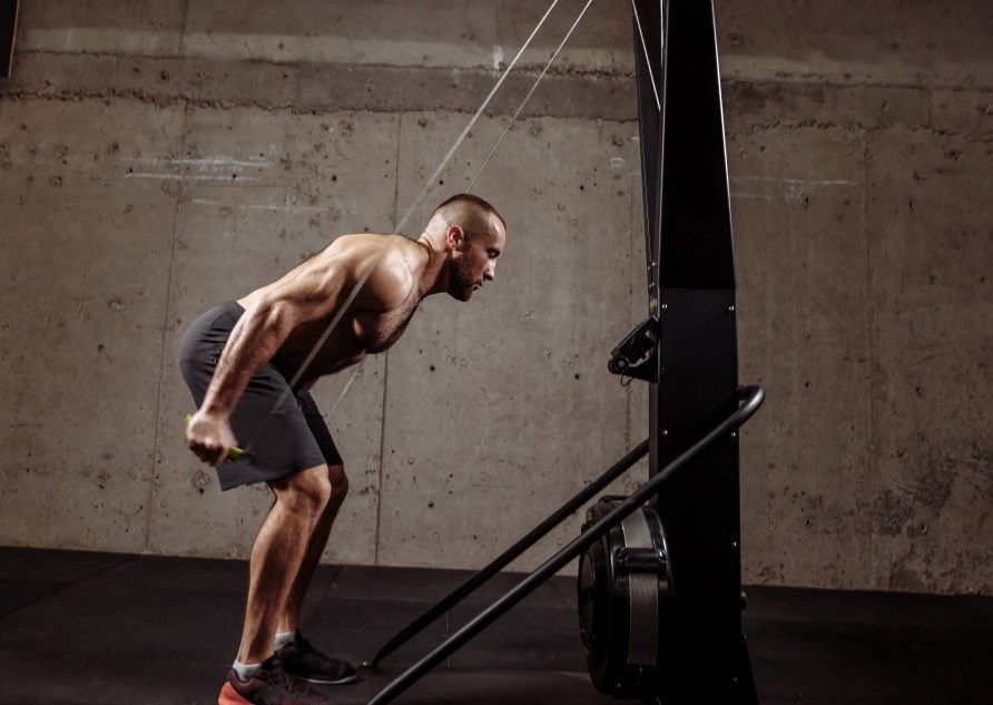En mand der træner i et fitnesscenter. En mand der træner i et fitnesscenter.
