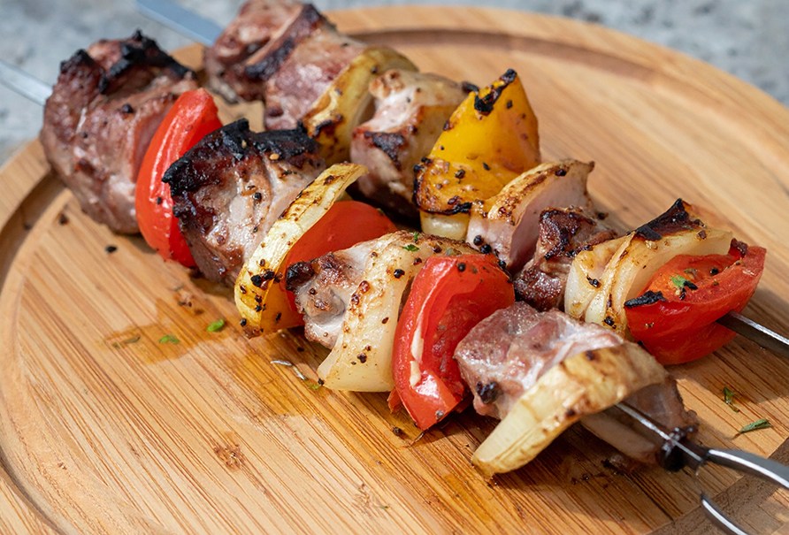 Grillspyd p en trplade. 