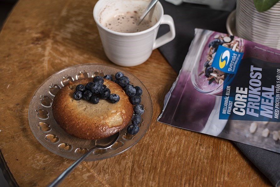 Bild p bakad grt, uppdukat p tallrik. 