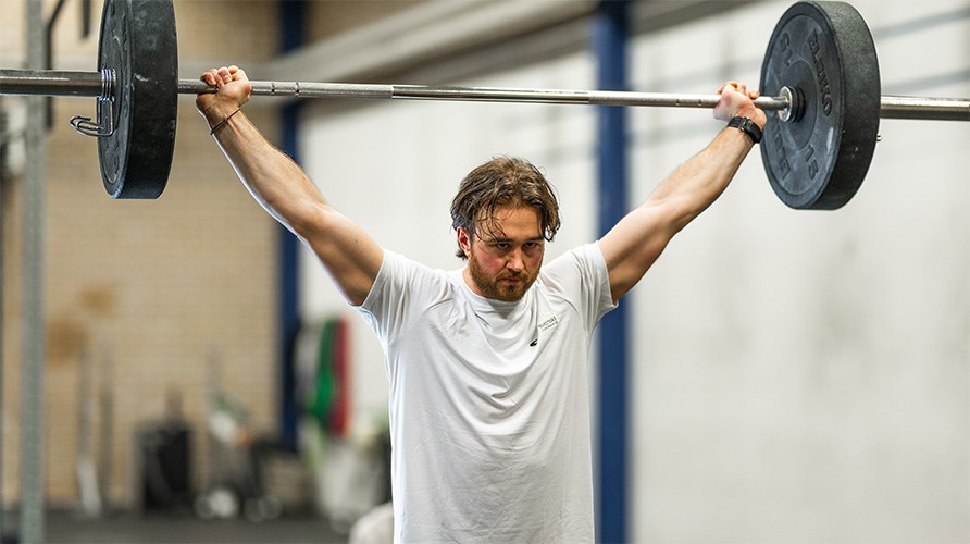 En mand udf�rer �velsen tr�k.