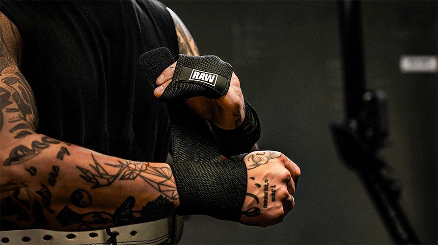 En person binder hndledsbind rundt om hndleddene.