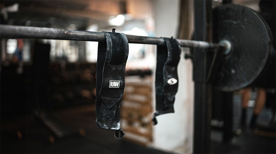 To hndledsbind hnger p en vgtstang i et fitnesscenter.