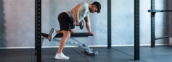 En-arms stende roning (dumbbell row)