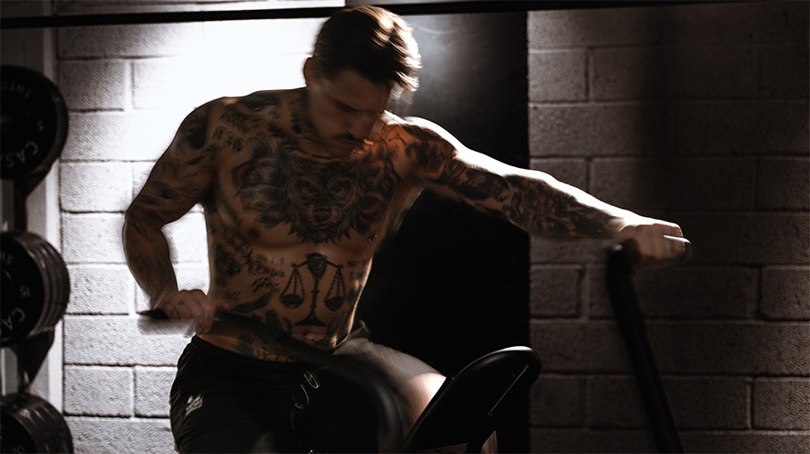 Mand, der trner p en assault bike.