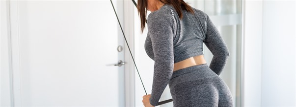 Hjemmetrning af ryg - Med gummibnd