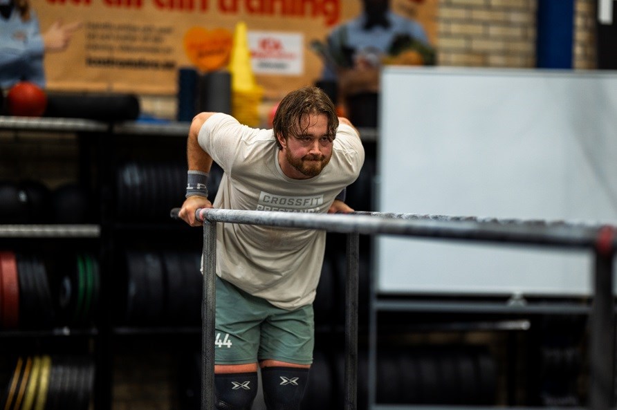 En mand løfter sig selv på nogle rør, i et træningscenter. En mand løfter sig selv på nogle rør, i et træningscenter.