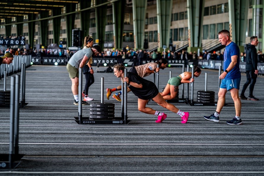 kvinde skubber en slde.