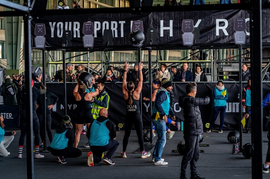 Hyrox-konkurrence hvor deltagerne laver wall balls.