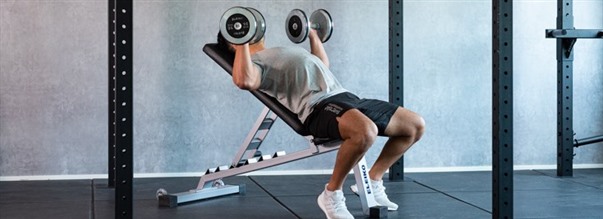 Liggende brystpres (incline dumbbell press)