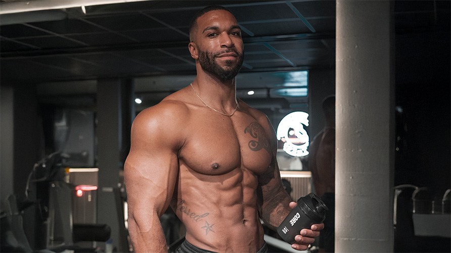 Jacob Sumana står i et fitnesscenter, mens han holder en Core shaker. Jacob Sumana står i et fitnesscenter, mens han holder en Core shaker.