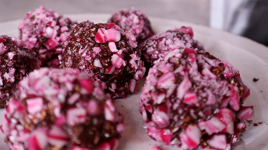 Julede chokoladekugler med pebermyntestokke.