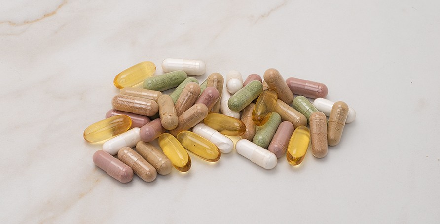 En bunke kosttilskudskapsler