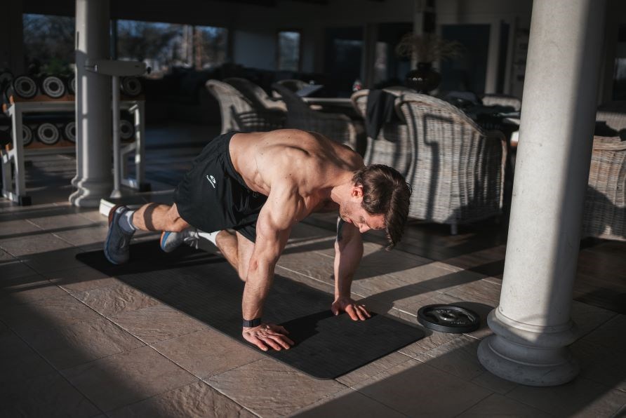 Kenneth Robert laver træningsøvelser i et fitnesscenter. Kenneth Robert laver træningsøvelser i et fitnesscenter.