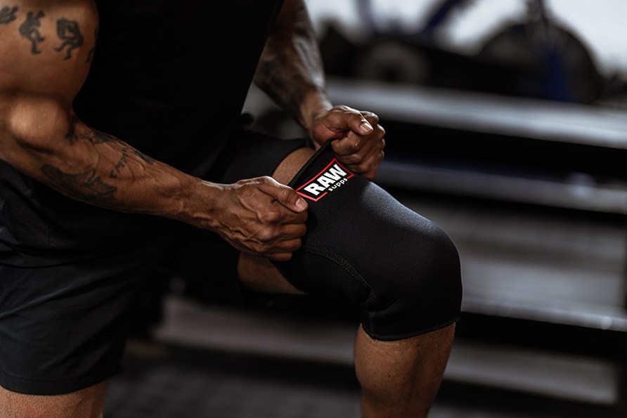 En mand der trækker hans knæbeskyttere op. En mand der trækker hans knæbeskyttere op.