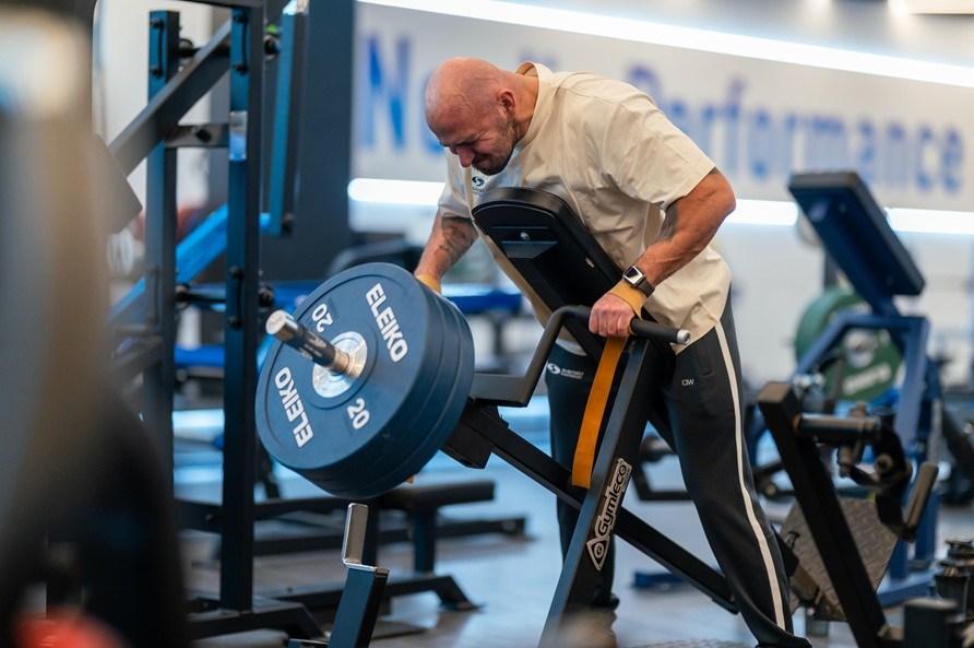 En mand laver trningsvelsen t-bar-roing.