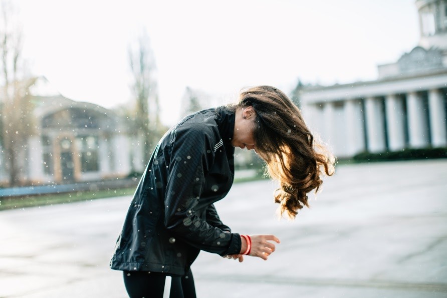 En kvinde sivnger håret fremad. En kvinde sivnger håret fremad.